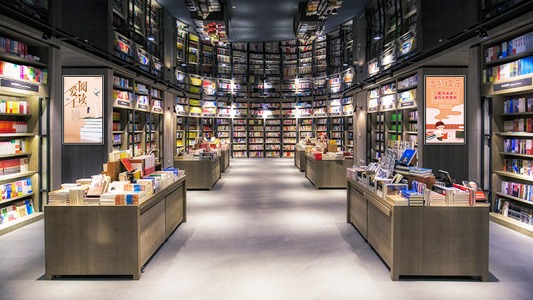 容大彩晶壁掛廣告機(jī)：以創(chuàng)新顯示技術(shù)，賦能商業(yè)空間新價(jià)值